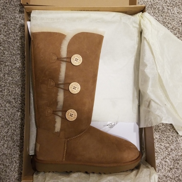 Ugg Bailey Triple Button Boot - Picture 2 of 3
